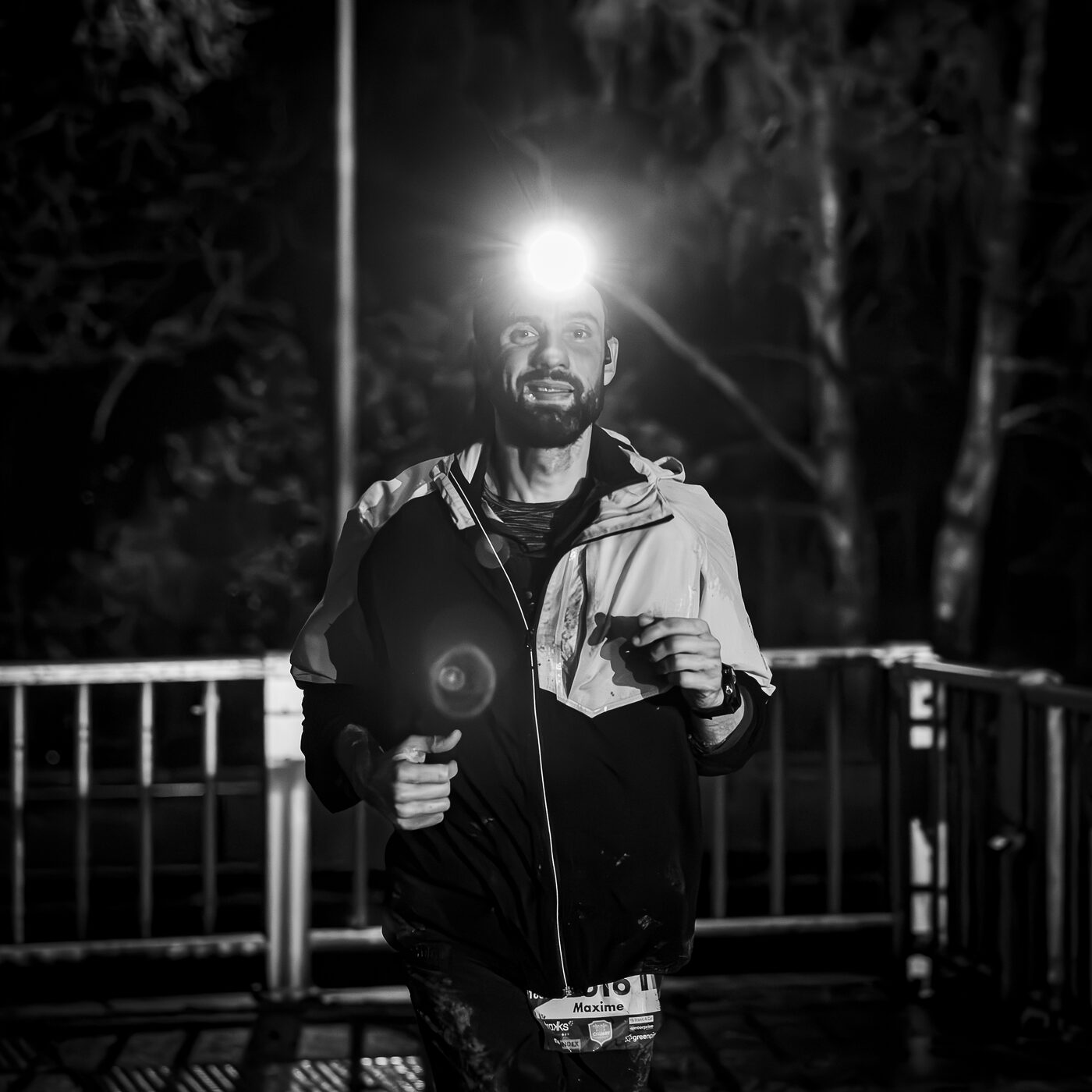 Maxime courant de nuit, frontale allumée
